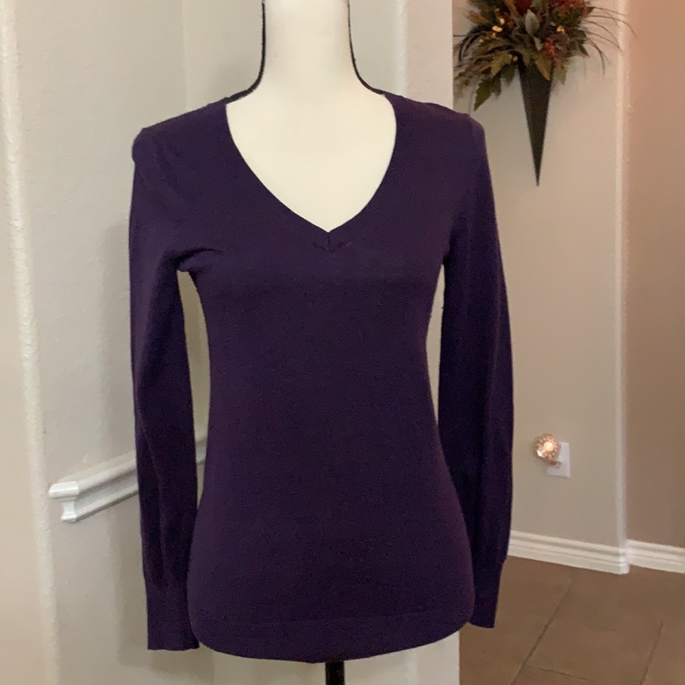 Gap purple long sleeve v-neck woven knit sweater. XS
